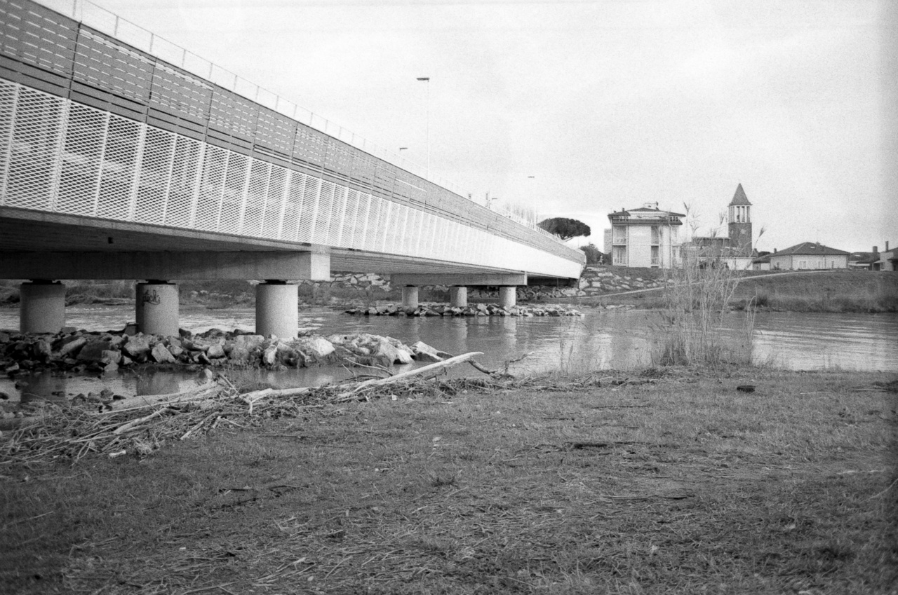 Yashica FX-2 | Lomography Lady Grey B&W 400 [exp. 08/2016]